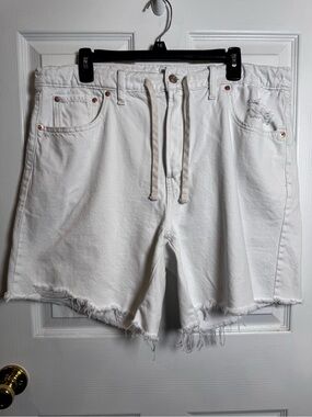 GAP White Loose Bermuda Denim Shorts Distressed Raw Hem Drawstring Size 33